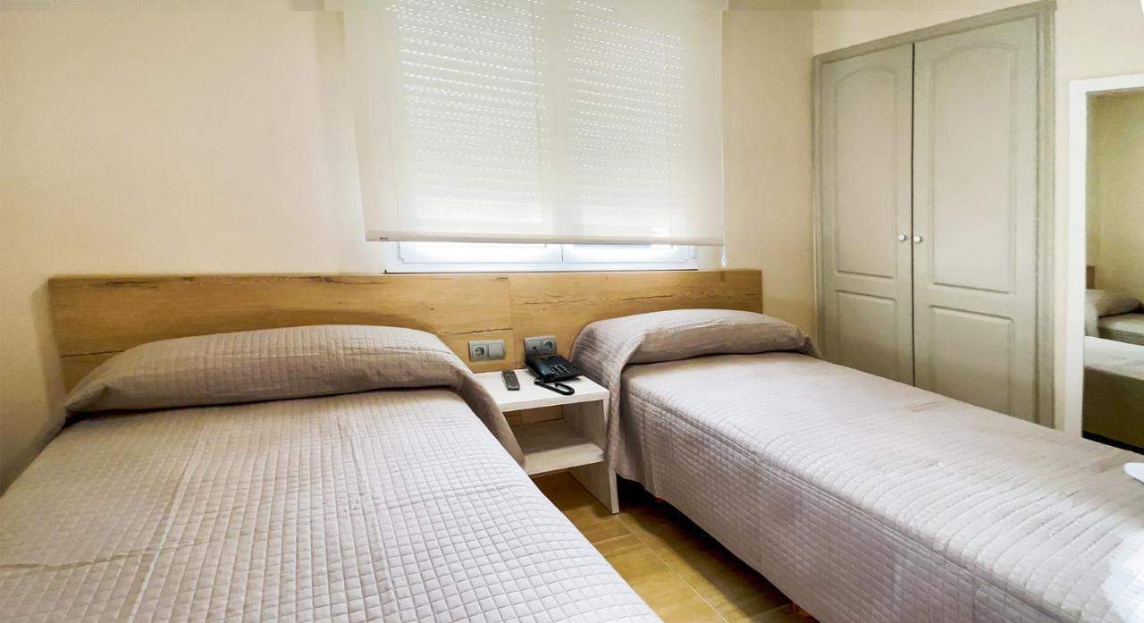 Hostal Restaurante Cuatro Caminos Cubillos del Sil Eksteriør bilde