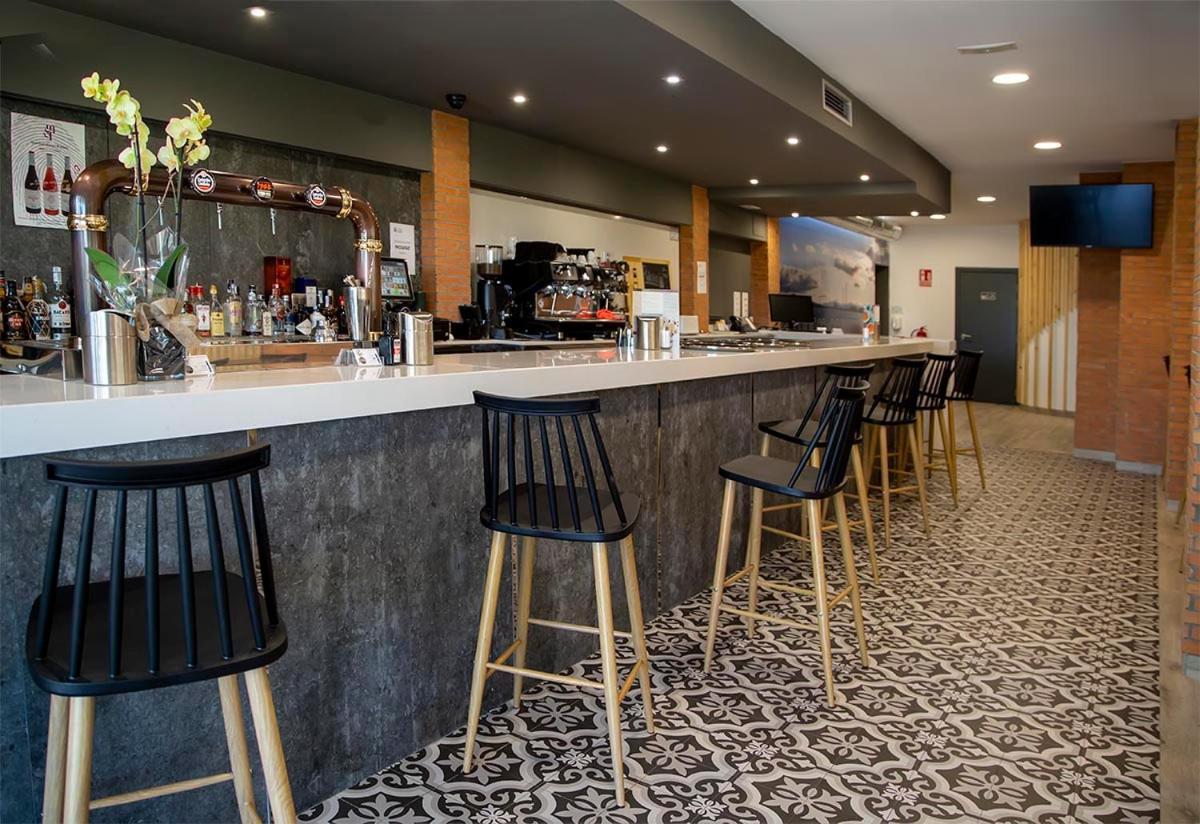 Hostal Restaurante Cuatro Caminos Cubillos del Sil Eksteriør bilde